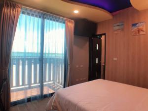 A bed or beds in a room at 陽光空氣水海景電梯民宿 Sunshine Air Water Sea View Homestay
