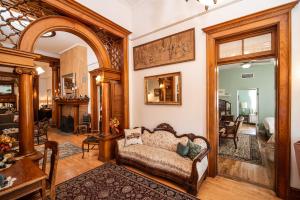 uma sala de estar com um sofá e um arco em The Blenman Inn em Tucson