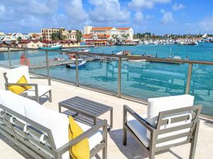 Photo de la galerie de l'établissement Luxury condo with infinity pool & ocean view, à Oranjestad