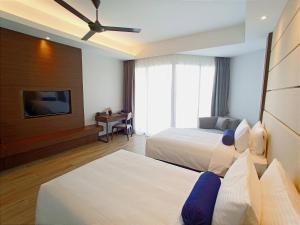 Letto o letti in una camera di Pacific Regency Beach Resort, Port Dickson