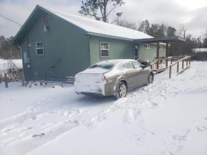 Tesla's Lake Escape v zimě