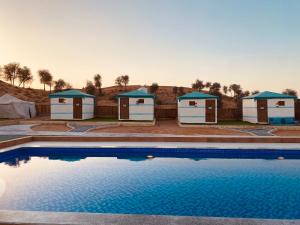 Bazén v ubytování Bedouin Oasis Desert Camp- Ras Al Khaimah nebo v jeho okolí