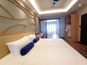 Letto o letti in una camera di Pacific Regency Beach Resort, Port Dickson