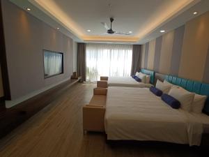 Letto o letti in una camera di Pacific Regency Beach Resort, Port Dickson