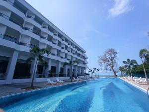 una piscina vuota di fronte a un hotel di Pacific Regency Beach Resort, Port Dickson a Port Dickson