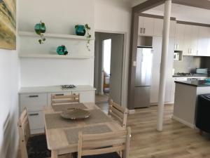 Manly Waterfront Beach Stay廚房或簡易廚房