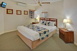 Llit o llits en una habitació de Raffles Mooloolaba