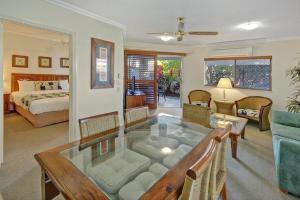 Llit o llits en una habitació de Raffles Mooloolaba