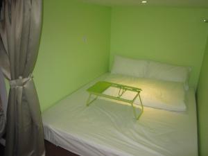 Habitación pequeña con cama y bandeja. en Thirty Three Stewart Houze, en George Town