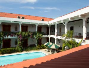 a view of the courtyard of a hotel with a swimming pool at Hotel Posada de Don José in Retalhuleu