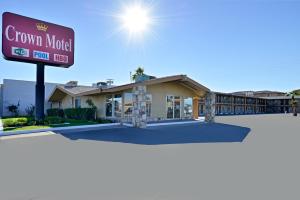 un cartello davanti a un edificio con un motel cittadino di Crown Motel a El Centro