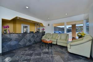 una hall con due sedie e un bancone di Crown Motel a El Centro
