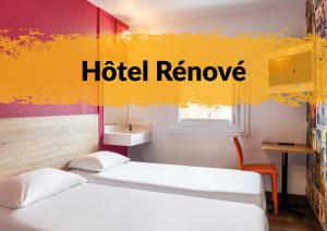 2 camas en una habitación con una señal de alejamiento del hotel en hotelF1 Amiens Est, en Glisy