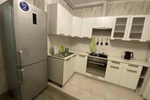 
A kitchen or kitchenette at Апартаменты WRealty Leto Пулково
