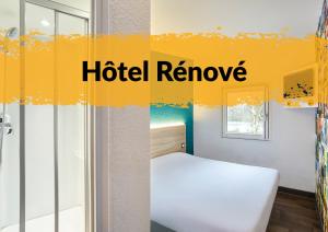 a room with a bed and a hotel remove sign at hotelF1 Amiens Est in Glisy