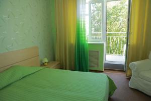 Un dormitorio con una cama verde y una ventana en Green Apple, en Nébug