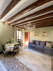 een woonkamer met een blauwe bank en een tafel bij Wow suite 5 min from San Marco in Venetië