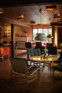 a living room with a table and chairs and a couch at Vallåsens Värdshus STF Hostel in Våxtorp