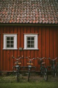 un grupo de bicicletas estacionadas frente a un edificio en Vallåsens Värdshus STF Hostel, en Våxtorp