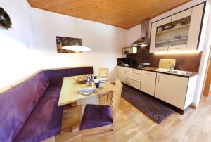 een keuken en eetkamer met een tafel en stoelen bij Appartements Grumserhof in Merano