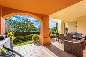 patio z łukiem, stołem i krzesłami w obiekcie Casa Del Oro w mieście Benahavís +3 zdjęcia