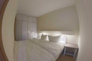 1 dormitorio con cama blanca y espejo en Apartment 581 en Hohegeiß