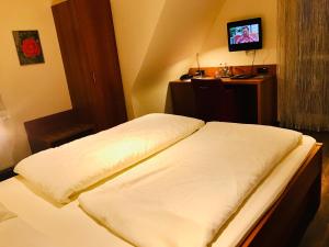 Een bed of bedden in een kamer bij Landgasthof Hotel Löwen