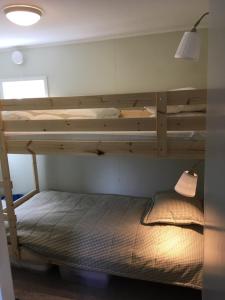 1 dormitorio con 2 literas y 1 cama en Trädgårdsstugan på Malingsbo herrgård, en Malingsbo