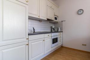 O bucătărie sau chicinetă la Villa Eden Binz Typ 3 / Apartment 5