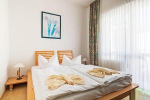 Un pat sau paturi într-o cameră la Villa Eden Binz Typ 3 / Apartment 5