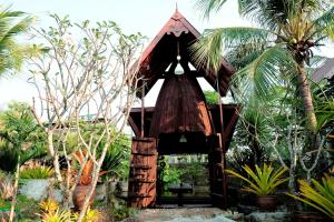 a tree house in the middle of a garden at Suankaew Art Cottage in Ban Tha Sai