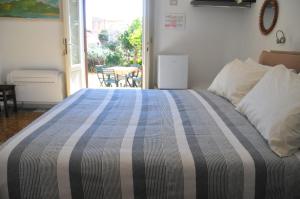 
A bed or beds in a room at Il Giardino Rooms & Breakfast
