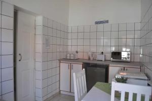 A cozinha ou cozinha compacta de Timo's guesthouse accommodation
