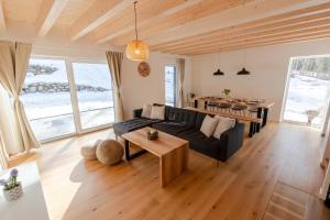 a living room with a black couch and a table at Chalet Pølarka in Belá