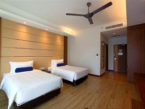 Letto o letti in una camera di Pacific Regency Beach Resort, Port Dickson