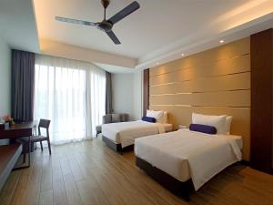 Letto o letti in una camera di Pacific Regency Beach Resort, Port Dickson