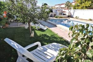 Bazén v ubytovaní PRECIOSA CASA CON PISCINA AL LADO DE LA PLAYA alebo v jeho blízkosti