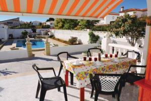 Bazén v ubytovaní PRECIOSA CASA CON PISCINA AL LADO DE LA PLAYA alebo v jeho blízkosti