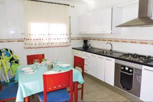 Kuchyňa alebo kuchynka v ubytovaní PRECIOSA CASA CON PISCINA AL LADO DE LA PLAYA