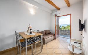 una sala de estar con un sofá y una mesa en Apartments Wellness, en Drenje