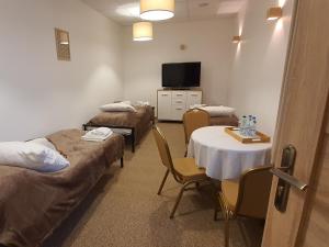 TV a/nebo společenská místnost v ubytování KARCZMA MYŚLIWSKA