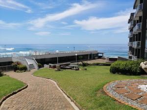 un patio con vistas al océano y a un edificio en Seagull 304, en Margate