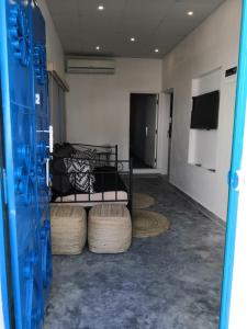 - une chambre avec un canapé et des tabourets dans l'établissement The Blue Gate 2, à Mascate