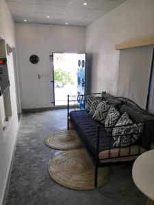 The Blue Gate 2 في مسقط: غرفة معيشة بها أريكة وسجادتين