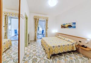 מיטה או מיטות בחדר ב-Hotel Terme Oriente - Beach & SPA