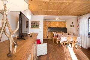 comedor con mesa y sillas en Aurturist Miramonti S Candido, en San Candido