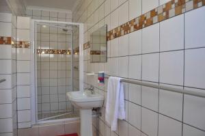 Timo's guesthouse accommodation tesisinde bir banyo