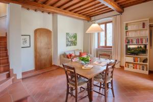 Una sala de estar con una mesa y sillas de madera. en La Valletta Boutique Wine Estate, en Panzano