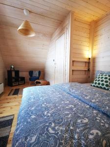 sypialnia z łóżkiem w drewnianym pokoju w obiekcie Chata Lisa w Stroniu Śląskim