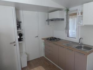 Kuchyň nebo kuchyňský kout v ubytování Adriatic Blue Coast Mobile Home